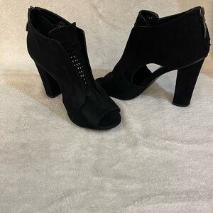 Women’s size 8 black suede open toe ankle boots with back zipper square heel